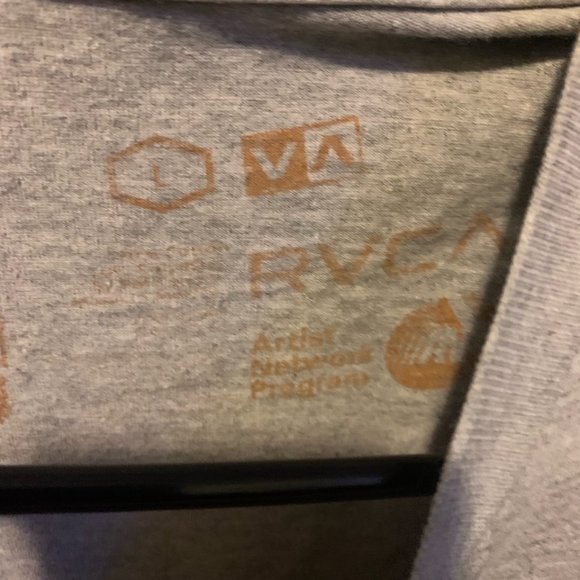 L RVCA Tee - Picture 2 of 3